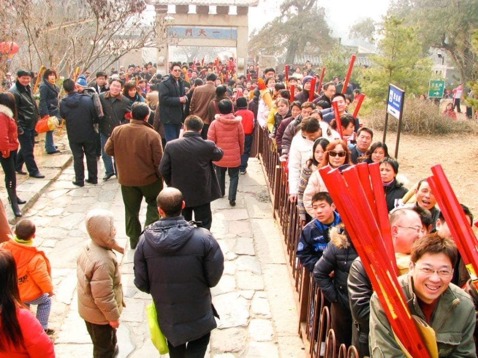Lines of people to burn incense on Taishan Mountain
