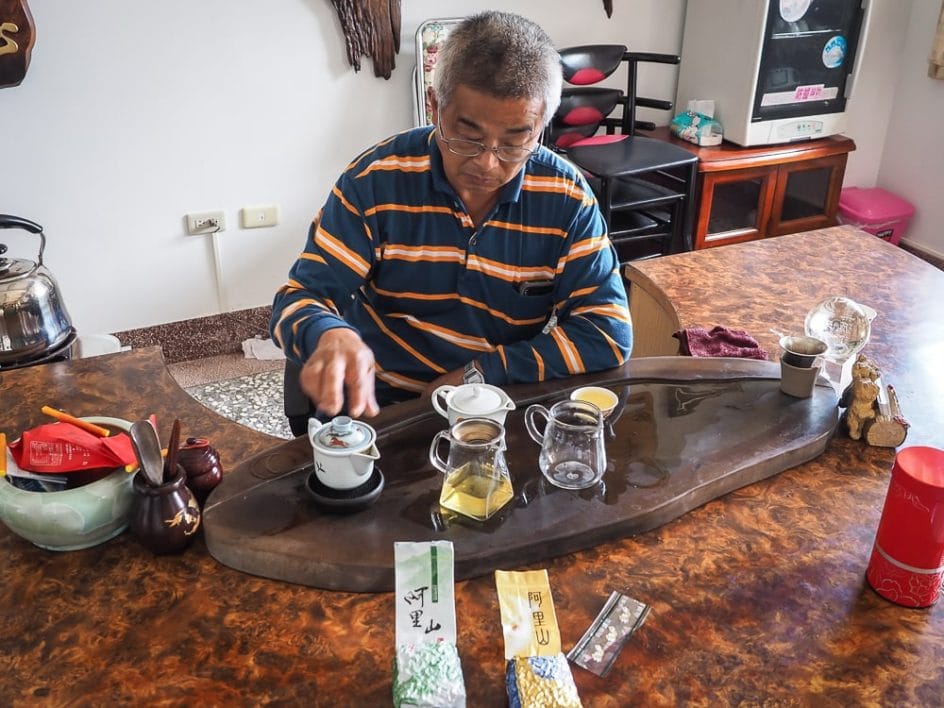 Owner of Cuiti guesthouse, Shizhuo, making tea