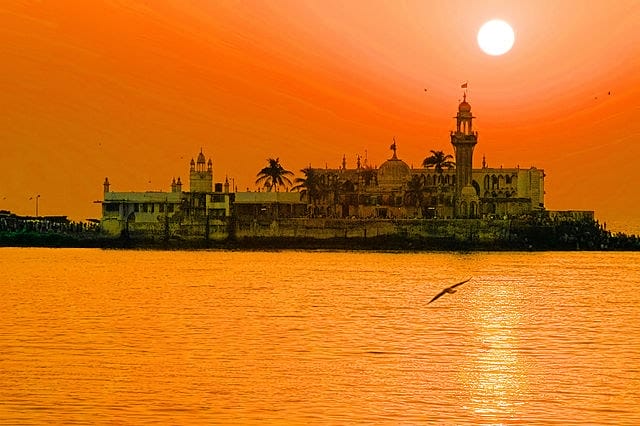 Pilgrimage sites in India: Haji Ali Dargah, Mumbai