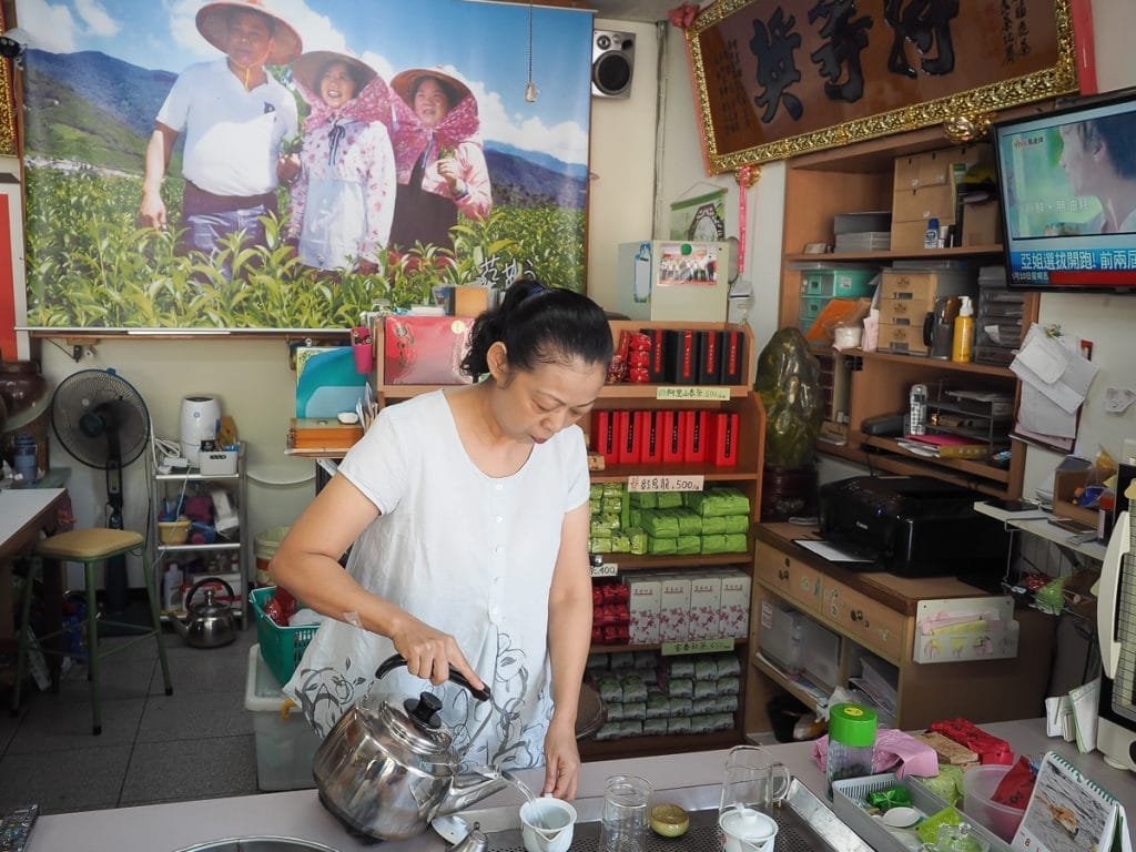 Buying tea in Luye at Yong An Tea Garden (永安茶園)