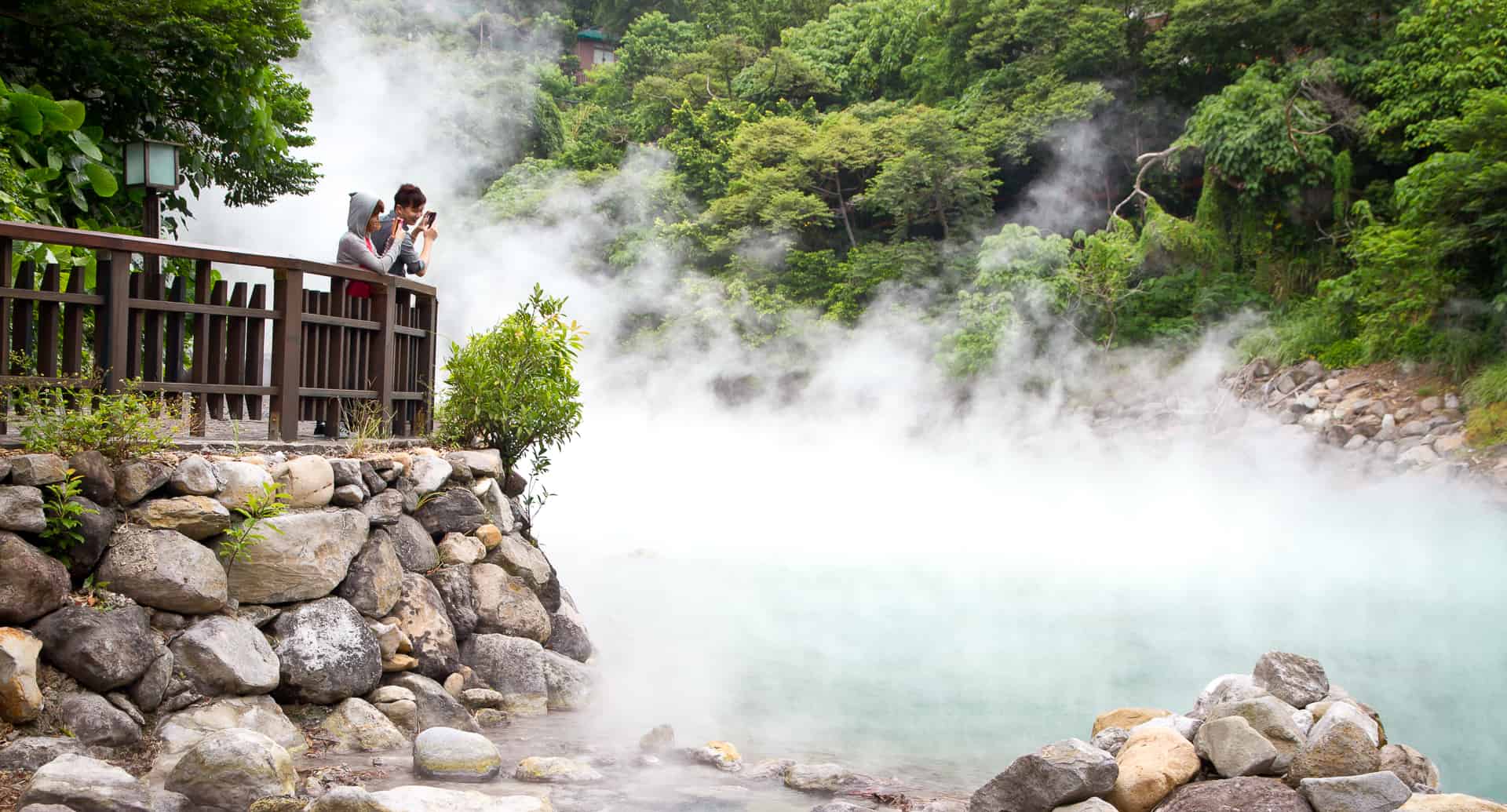 Man hot spring travel. Горячие источники Бэйтоу. Хот Спрингс. Тайвань парки. Hot Springs in Japan.