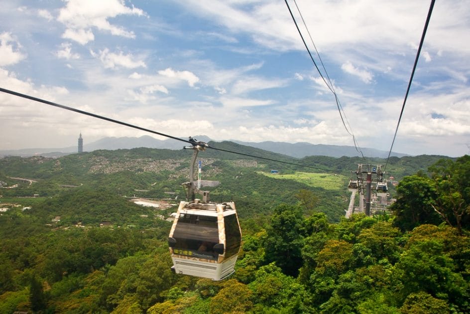 Riding the Maokong Gondola: a fun thing to do in Taipei in April