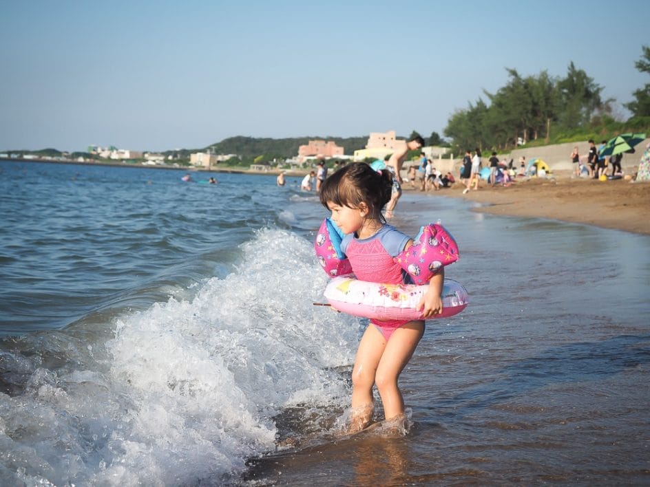 Looking for the best Taipei beach with kids? Qianshuiwan might be for you!