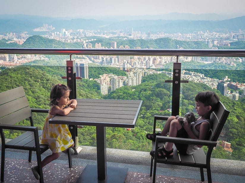 Our kids at Bishanyan Kaizhang Shengwang Temple (Bishan Temple) Taipei