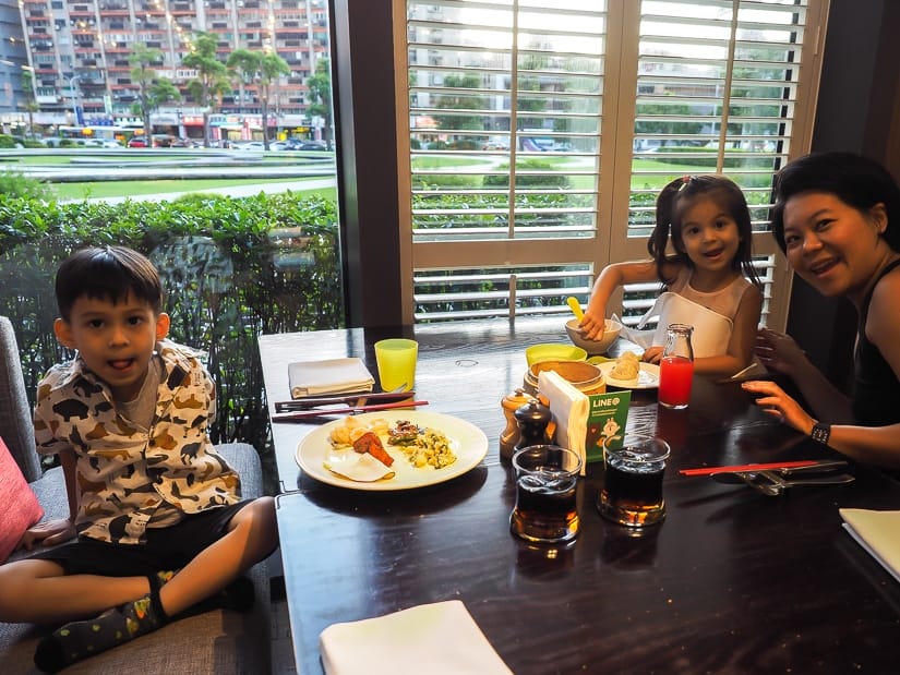 Café buffet with kids, Grand Hyatt Taipei