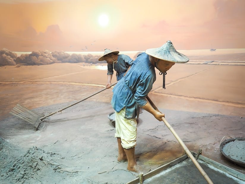 Displays of workers working in the Tainan salt fields