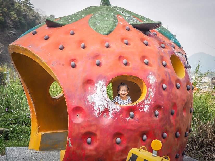 A strawberry-shaped bus stop in Dahu