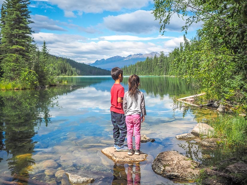 Two kids looking over the lake in the Valley of the Five Lakes Trail