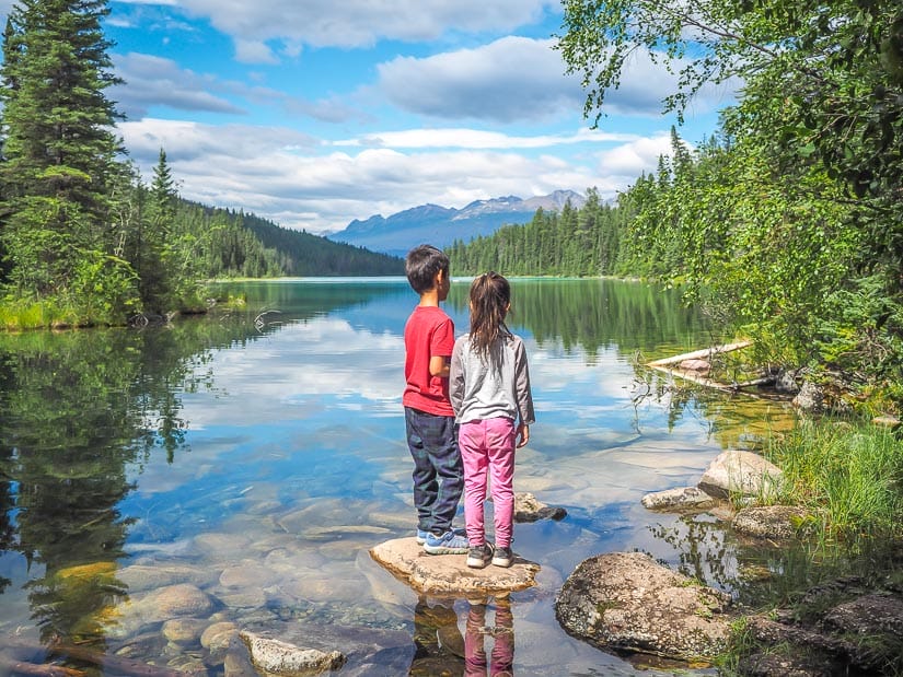 Two kids looking over the lake in the Valley of the Five Lakes Trail 