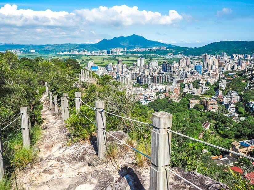 A rope fence on a rocky trail on Battleship Rock Hike in Taipei
