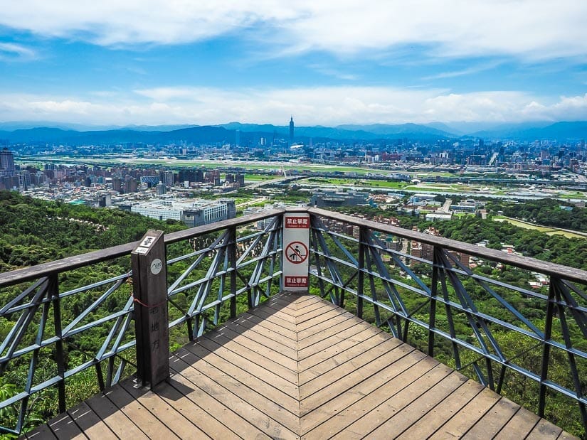 A pointed corner of a lookout of Taipei called Laodifang trail