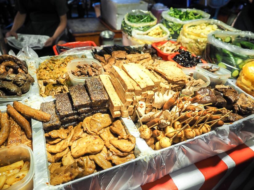 A table covered with luwei at Wusheng Night Market