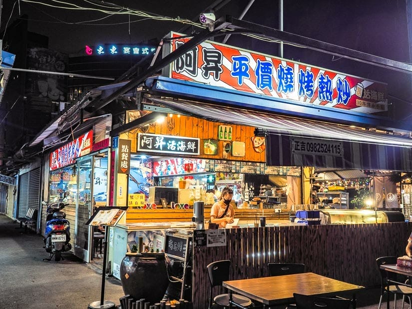 A quick fry restaurant in Kaisyuan Night Market