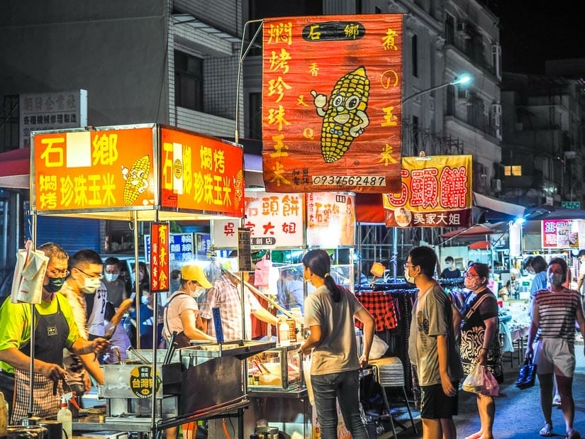 Food stalls and customers at Yanchengpu Night Market
