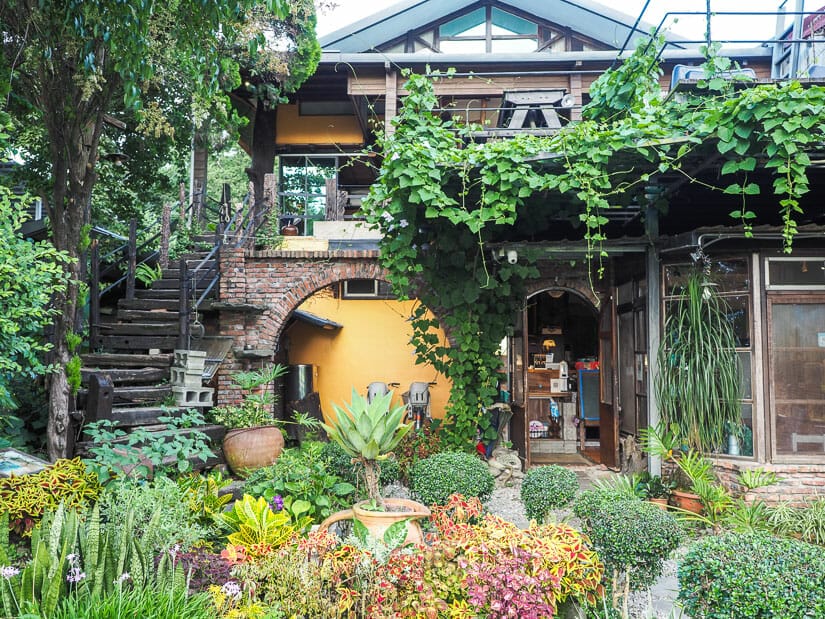 The front of a hotel in Chishang with lots of plants