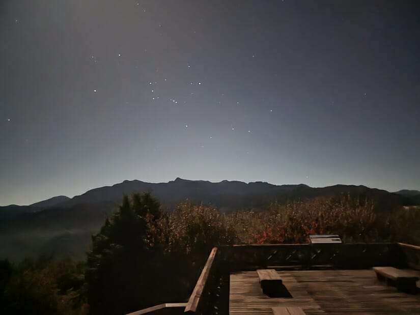 A starry sky and lookout platform on a stargazing tour in Alishan
