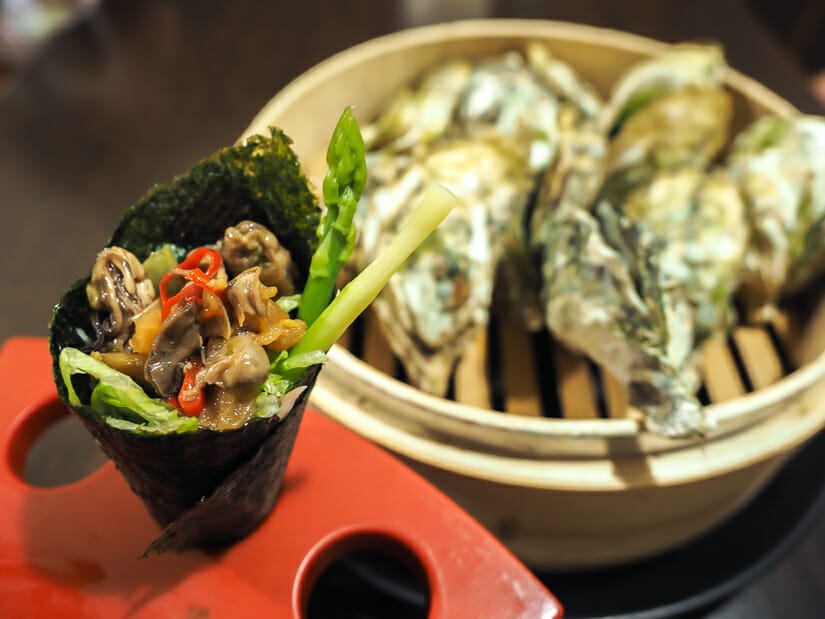 A tray of steamed oysters and seaweed cone of oysters in a seafood restaurant in Penghu