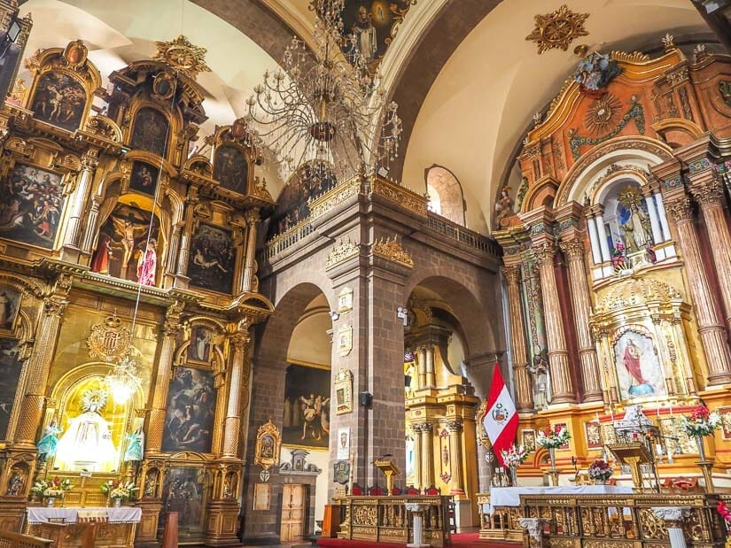 Two altars with baroque decorations and lots of gold inside a Merced church