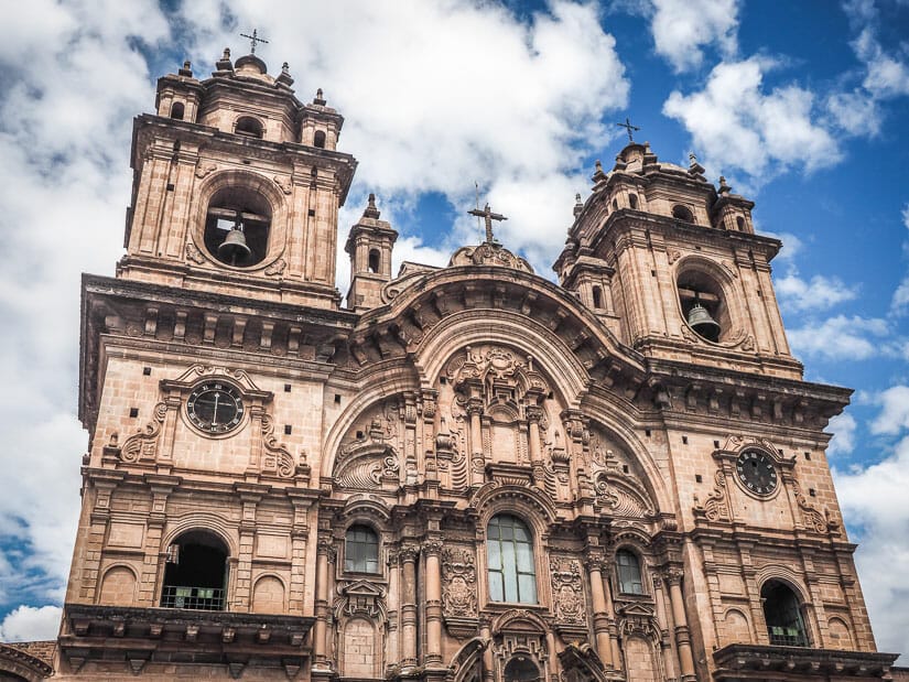 Looking up at the baroque facade of the Iglesia de la Companía de Jesús in Cusco