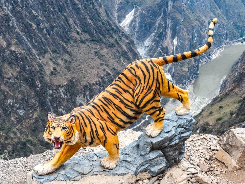 Statue of a tiger in Tiger Leaping Gorge